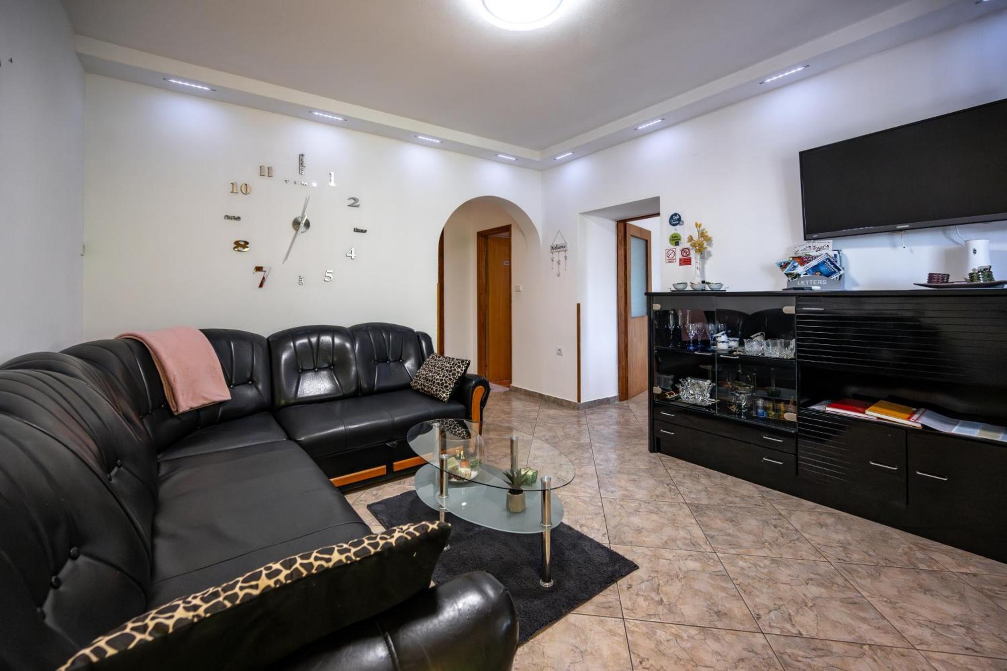 E-M Apartments With Private Pool 빈쿠란 외부 사진