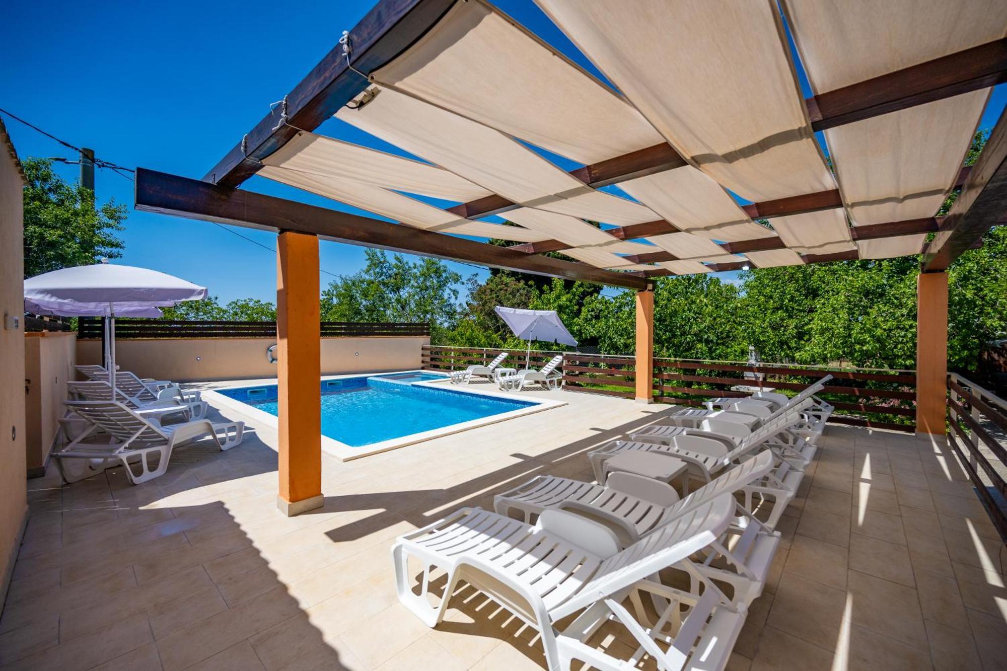 E-M Apartments With Private Pool 빈쿠란 외부 사진